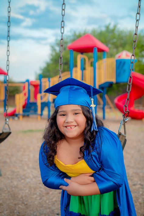 Outdoor Kindergarten Graduation Pictures, Kindergarten Graduation Pictures Ideas, Pre K Photoshoot Ideas, Kindergarten Graduation Picture Ideas, Kinder Photoshoot, Kinder Graduation Pictures, Kindergarten Cap And Gown Pictures, Prek Graduation Photo Ideas, Preschool Graduation Photoshoot