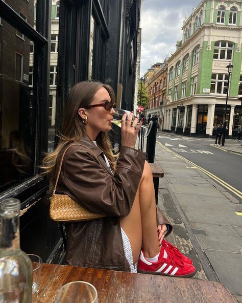 New York City Business Woman Aesthetic, Tan Beanie Outfit, Rainboot Outfits, Stockholm Instagram, Ny Fits, Stockholm Summer, Lana Summer, London Outfit Ideas, Adidas Samba Outfit