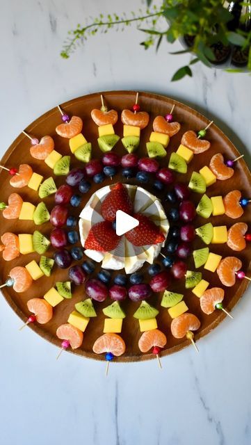 Fruit Skewers Ideas, Platter Inspiration, Cheese Display, Fruit Kebabs, Queso Brie, Fruit Platter Designs, Grown Up Parties, Fruit Skewers, Snack Platter