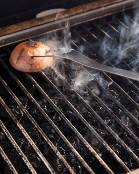 Best Way To Clean A Grill, How To Clean A Grill, Grill Cleaning Hacks, Cleaning Grill Grates, Cleaning A Grill, Cleaning Grill, Cleaning Bbq Grill, Clean Grill Grates, Charcoal Grilling