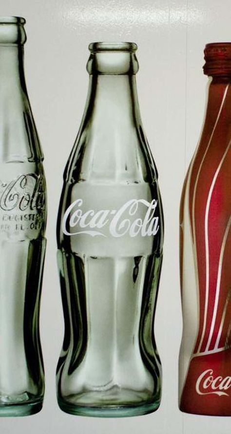 How Coke Bottles Have Changed Over Time Soda Flavors, Vintage Coke, Coke Bottle, Fast Food Chains, Soda Fountain, Plastic Bottles, Coca Cola, Glass