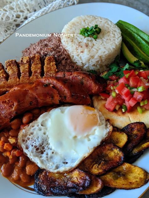 Columbia Recipes Colombian Food, Colombian Food Vegetarian, Colombian Street Food, Columbian Food Authentic, Colombian Dinner Recipes, Authentic Colombian Recipes, Colombian Breakfast Recipes, Colombian Wedding Food, Colombia Food Recipes