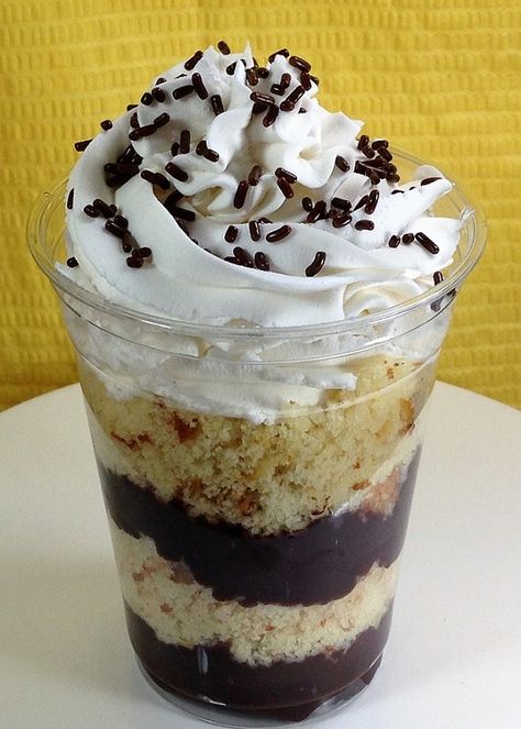 Basic white dessert cup (Chocolate pudding, vanilla cake, whipped cream, chocolate sprinkles) Cake In Glass Cup, Cake Parfait Cups, Cake Parfait, Cafe Board, Cake Whipped Cream, Pudding Vanilla, Whipped Cream Chocolate, White Desserts, Dessert Cup