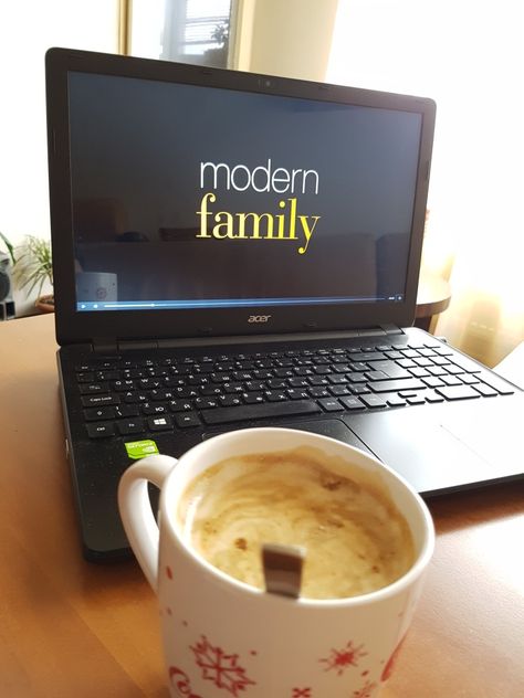 Watching modern family tv show with coffee 😊 Watching Modern Family Aesthetic, Tv Astethic, Watching Tv Aesthetic, Cafe Laptop, Modern Family Tv Show, Tv Watching, Family Tv, Tv Watch, Quiet Life