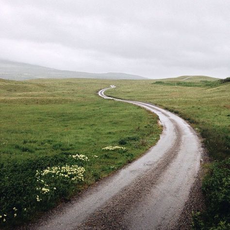 Belle Nature, Winding Road, Dirt Road, Green Grass, Pretty Places, Beautiful World, In The Middle, Wonders Of The World, The Great Outdoors