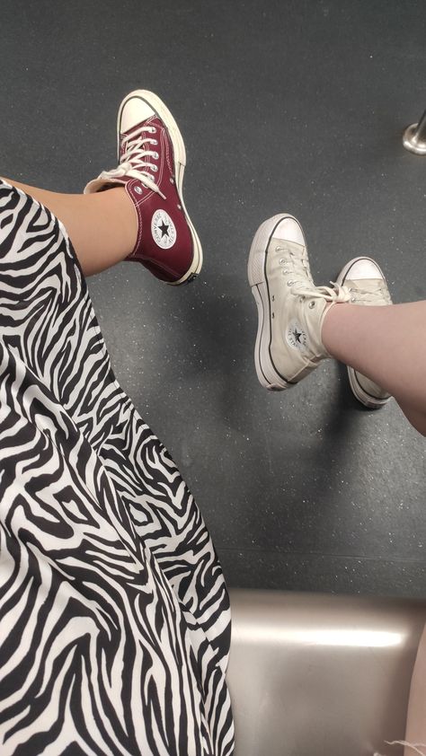 #converse #burgundy #metro #animalprint #grey Maroon Chucks Outfit, Burgundy Converse Outfit, Chucks Outfit, Burgundy Converse, Clean Outfit, Burgundy Style, Fall 23, Outfits With Converse, Stories Ideas