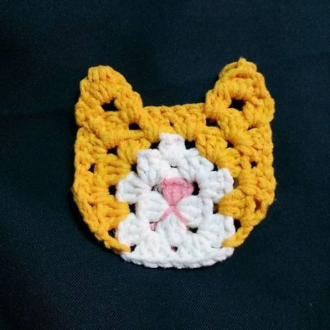 Today’s IG share is from ailiskim. She crocheted this adorable... Kat Haken, Crochet Cat Pattern, Pola Amigurumi, Crochet Square Patterns, Granny Square Crochet Pattern, Crochet Applique, Diy Crochet Projects, Crochet Squares, Crochet Coasters