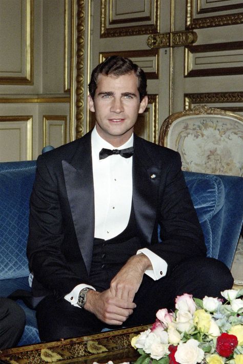 King Of Spain, King Felipe Of Spain, Spanish King, Royal Family Portrait, F Men, Royal Family Pictures, Spanish Royalty, Miguel Bose, Third Child