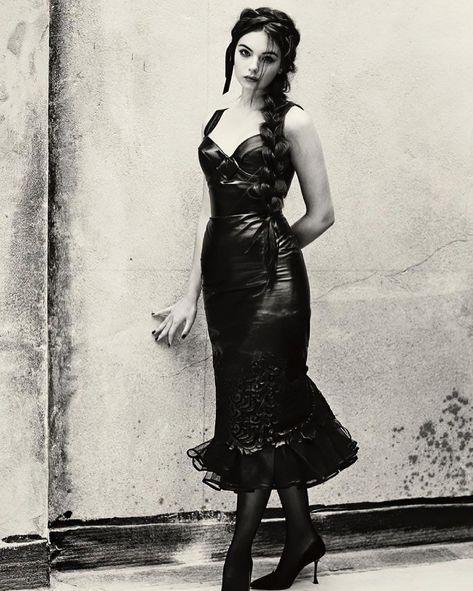 Deva Cassel showed off her other side in Vogue Italia's July 2021 issue by wearing a leather skirt and High heels Fatale Aesthetic, Deva Cassel, Characters Inspiration, Paolo Roversi, Natalia Vodianova, Style Muse, Monica Bellucci, Vogue Italia, Hollywood Glamour