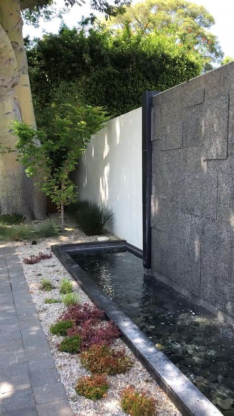 Wall Fountain Ideas Courtyard Gardens, Walkway Water Feature, Vertical Water Feature, Entrance Water Feature Ideas, Small Water Body In House, Weeping Wall Fountain, Stone Water Features In The Garden, Garden Walls Ideas Decorative, Water Body In House Entrance