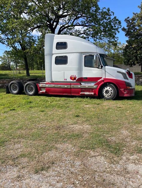 2006 volvo semi truck Truck Format, Old Trucks For Sale, Trucks For Sell, Ford Trucks For Sale, Truck Images, Cracked Iphone, Truck Living, Tire Pictures, Best Pickup Truck