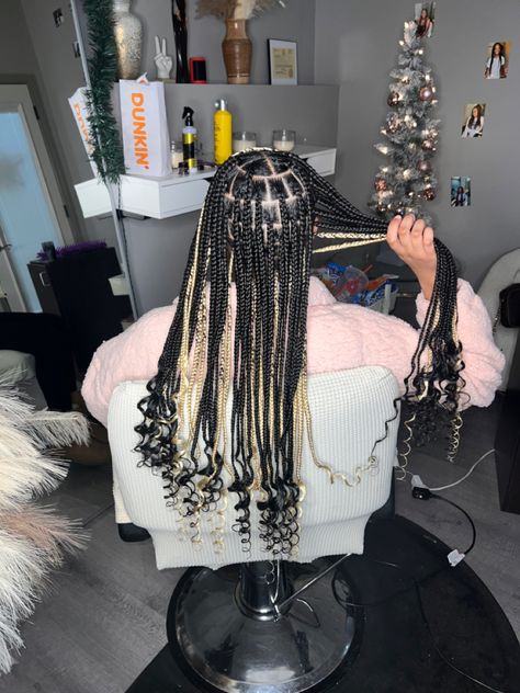 Knotless Braids Hairstyles Blonde And Black, Peek A Boo Box Braids Black And Blonde, Braid Styles Blonde Hair, Black Blonde Peekaboo Braids, Braid Peek A Boo, Braided Hairstyles Knotless Braids With Curls, Peak A Boo Braids Blonde, Braided Hairstyles Blonde And Black, Knotless Box Braids Blonde And Black