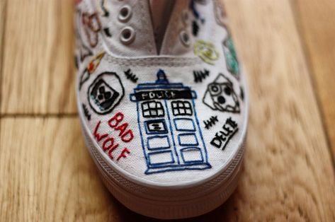 Doctor Who Embroidery, Doctor Who Shoes, Doctor Who Craft, Doctor Who Crafts, Diy Doctor, Geek Clothes, Diy Vetement, Embroidery Shoes, Embroidered Shoes