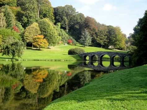 20 Photographs Of The World�s Most Famous Gardens: Stourhead Garden (Wiltshire, England) Famous Gardens Of The World, Stourhead Garden, Giant Garden, Royalty Core, Modern Gardens, Wiltshire England, Lake Reflection, Gardens Of The World, Famous Gardens