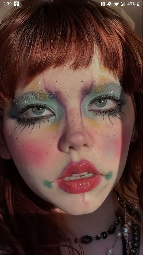 Expressive Makeup Looks, Eccentric Makeup Ideas, Alien Core Makeup, Soft Clown Core Makeup, Angry Clown Makeup, Cute Clown Makeup Ideas, Weird Girl Makeup, Clown Looks Makeup, Weird Core Makeup