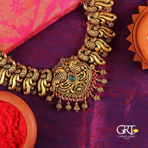 Grand Gold Necklace From GRT Jewellers. For more details please contact. Seller Name : GRT Jewellers Website : http://grtjewels.com/ Contact : 044 2346 1551 Facebook: https://www.facebook.com/grtjewels/ Related PostsGRT Jeweller’s Gold Antique Necklace DesignGold Ring Design From GRTDesigner Gold Necklace From GRTBeaded Necklace with Antique Pendant160 Grams Gold Neclace With Krishna PendantGold Antique Temple Necklace From … Grt Jewellers, Temple Jewellery Earrings, Temple Jewelry Necklace, Gold Temple Jewellery, Antique Necklaces Design, Antique Gold Jewelry Indian, Antique Jewellery Designs, Gold Necklace Indian Bridal Jewelry, Antique Bridal Jewelry