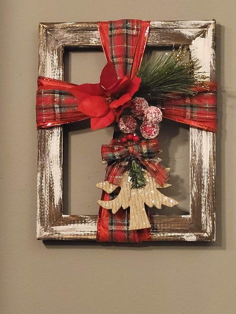 Picture Frame Wreath Christmas, Diy Christmas Picture Frames, Wall Hanging Frames, Vintage Christmas Decorating, Christmas Frames Diy, Christmas Decor Wall, Picture Frame Wreath, Frames Decor, Christmas Picture Frames