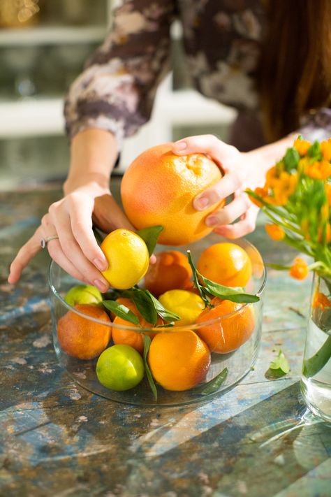 Citrus Centerpiece, Ranunculus Garden, Fruit Centerpieces, Vase Centerpiece, Citrus Wedding, Simple Centerpieces, Patio Tables, Floral Centerpiece, Fruit Cocktails