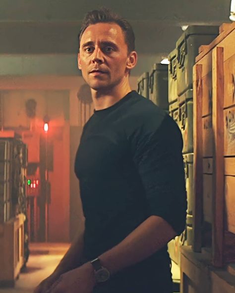 Tom Hiddleston King Kong, Jonathan Pine, James Conrad, Skull Island, Loki Laufeyson, Tom Hiddleston Loki, King Kong, Fav Celebs, Casual Fall Outfits