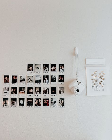 Polaroid Wall Ideas Aesthetic, Photographer Room, Polaroid Wall Decor, Poloroid Pictures Ideas, Front Door Display, Hipster Bedroom Decor, Polaroid Display, Hipster Room, Hipster Bedroom