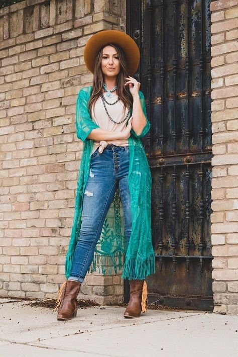 Curvy Cowgirl Outfits, Western Chic Fashion, Country Chic Outfits, Cowgirl Style Outfits, Bota Country, Kimono Outfit, Country Style Outfits, Cute Country Outfits, Fringe Kimono