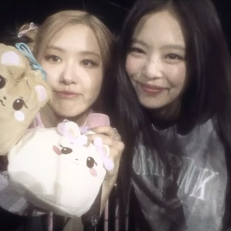 Blackpink chaennie icons Kpop Birthday Icons, Kpop Best Friends, Rose Y Jennie, Heart Icons Kpop, Bff Icon, Jennie And Rose, Rose And Jennie, Rosé Smile, Icons Blackpink