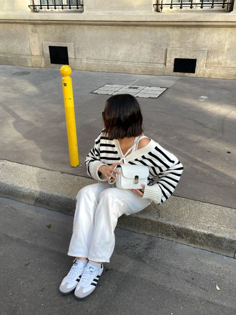 Autumn outfit with an oversized cardigan and adidas sambas Adidas Samba Outfit, Adidas Sambas, Samba Outfit, White Jeans Outfit, Cardigan White, Cardigan Outfits, White Cardigan, Striped Cardigan, Adidas Samba