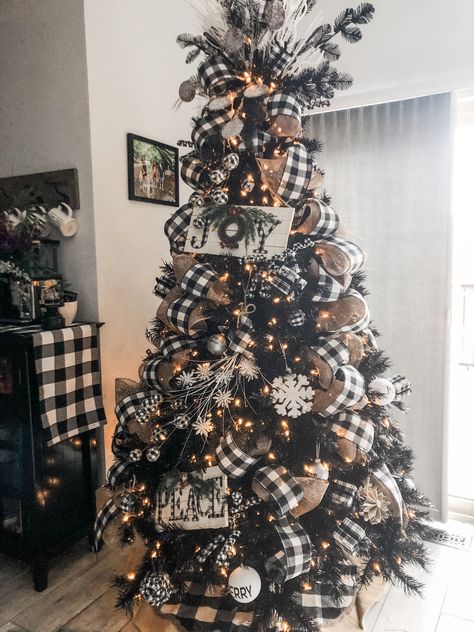 Best Christmas Tree Decorations, Black And White Christmas Tree, Black Christmas Decorations, Christmas Tree Decoration Ideas, Tree Decoration Ideas, Best Christmas Tree, Buffalo Plaid Christmas Decor, Flocked Christmas Trees Decorated, Burlap Christmas Tree