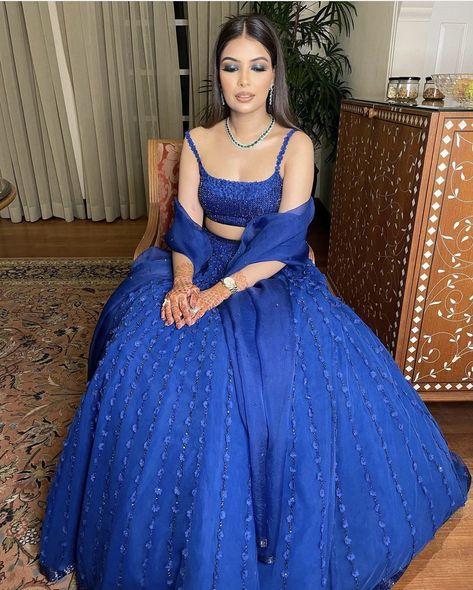 Jewellery With Blue Lehenga, Blue Sangeet Outfit, Electric Blue Lehenga, Electric Blue Saree, Royal Blue Indian Outfit, Modern Lehangas, Lehnga Ideas, Shadi Ideas, Black Saree Designs