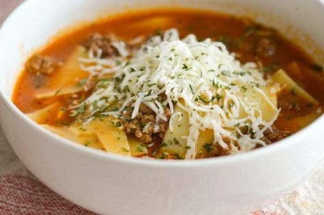 Make this easy Ninja Foodi Lasagna Soup in just a few quick minutes and it's easy to make gluten-free, serve it with a breadstick! Soup Ninja Foodi, Instant Pot Lasagna Soup, Slow Cooker Lasagna Soup, Instant Pot Lasagna, Ninja Cooking System Recipes, Gluten Free Instant Pot, Gluten Free Lasagna, Slow Cooker Lasagna, Pot Lasagna