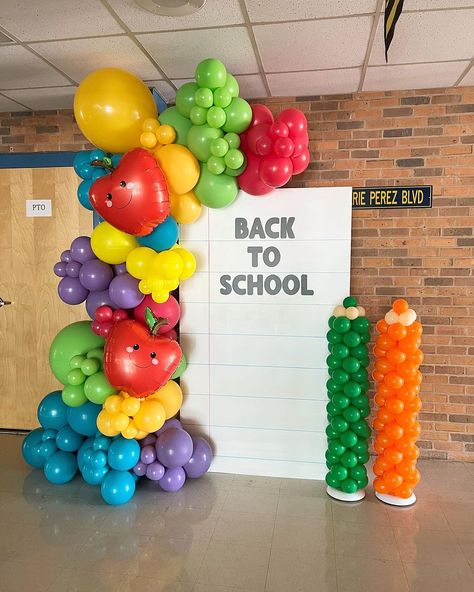 Wishing everyone a safe and fun school year! ✨📚 We recycled last years display at Howard’s request, but made subtle changes to make it new … | Instagram Back To School Displays, Graduation Board, School Table, Kindergarten Graduation Party, Hello Kindergarten, Graduating Teacher, Fun School, School Displays, Back To School Party