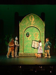 Wizard of Oz on Pinterest | Wizard Of Oz, Set Design and Wizards Oz Büyücüsü, Oz Aesthetic, Wizard Of Oz Set, Wizard Of Oz Play, Wizard Of Oz Musical, Wizard Of Oz Decor, Music Party Decorations, Play Props, Glinda The Good