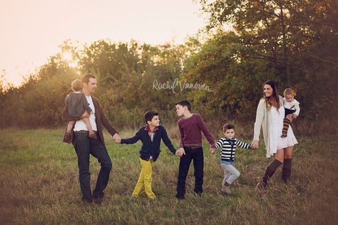 Rachel Vanoven Photography, Family Portrait Poses, Sibling Photography, Fall Mini Sessions, Family Inspiration, Winter Photos, Photography Education, Family Photo Outfits, Clothing Photography