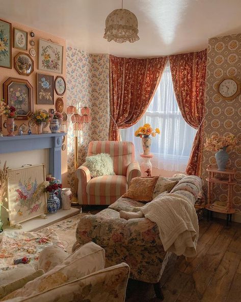 Grandmother Room Ideas, Soft Feminine Decor, Cute Houses Aesthetic, Cute House Aesthetic, Eclectic Living Room Decor Ideas, House Aesthetic Interior Design, Floral Curtains Living Room, Lived In Home, Vintage House Interior