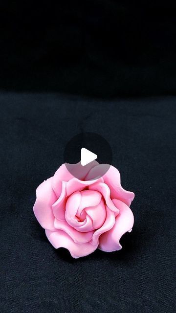 Fondant Rose Tutorial, Flower Cake Topper, Fondant Flower Tutorial, Fondant Flower Cake, Topper Fondant, Fondant Rose, Modelling Chocolate, Flower Cake Toppers, Diy Flores