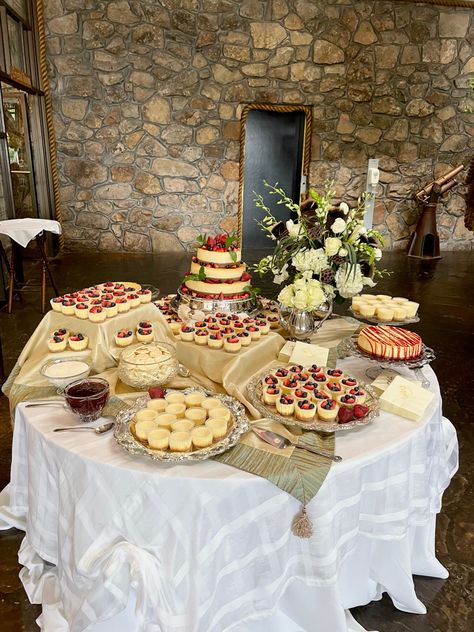 Cheesecake Table Display, Cheesecake Bites Wedding Display, Wedding Dessert Table Cheesecake, Pastries Table Set Up, Cheesecake Bar At Wedding, Mini Cheesecake Dessert Table, Cheesecake Bar Wedding Ideas, Cheesecake Grooms Table, Cheesecakes For Weddings