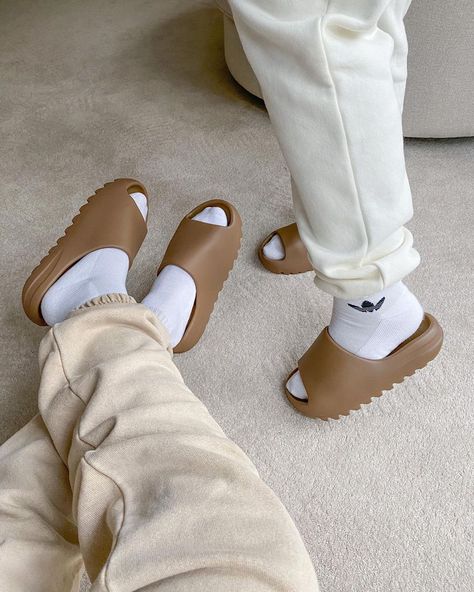 Yeezy Slides Outfit, Slides Outfit, Yeezy Outfit, Mens Yeezy, Yeezy Slides, Moda Streetwear, Tas Fashion, Outfit Invierno, Flat Slipper