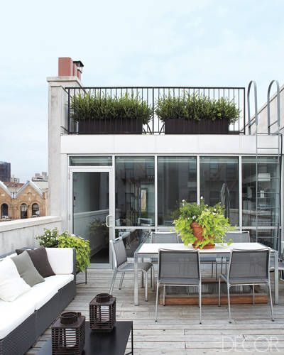 Roof of a brownstone in East Harlem, New York. Rooftop Patio Design, Terrasse Design, East Harlem, Rooftop Terrace Design, Rooftop Design, Best Rooftop Bars, Pergola Design, Rooftop Patio, Lan Can