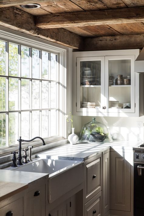 Step Inside a Farmhouse Kitchen in Maine with Modern Upgrades White Colonial Kitchen, Gally Kitchen Layouts, Window Kitchen Backsplash, Rustic Kitchen Sinks, Paned Windows, Brown Farmhouse, Windows Kitchen, Materials Board, Vintage Style Kitchen