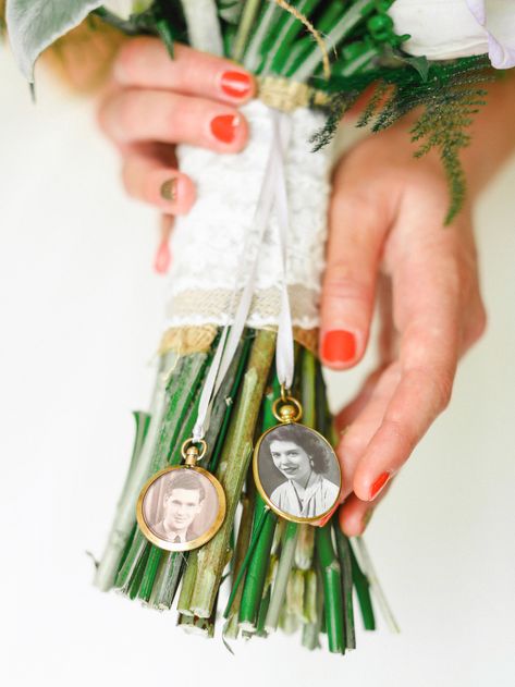 Hanging Family Photos, Bouquet Locket, Wedding Photo Display, Beautiful Engagement Photos, Family Wedding Photos, Creative Wedding Photo, Bouquet Charms, Romantic Wedding Photos, English Wedding