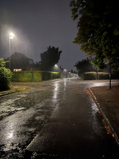 It's a aesthetic dark street on a rainy night. Rain, rainy night, city, lights, dark aesthetic, street Rainy Street Aesthetic, Aesthetic Rainy Night, Wallpaper Outdoors, Outdoors Wallpaper, Outdoor Wallpaper, Night Walking Aesthetic, Walking Aesthetic, Rainy Street, Rainy City