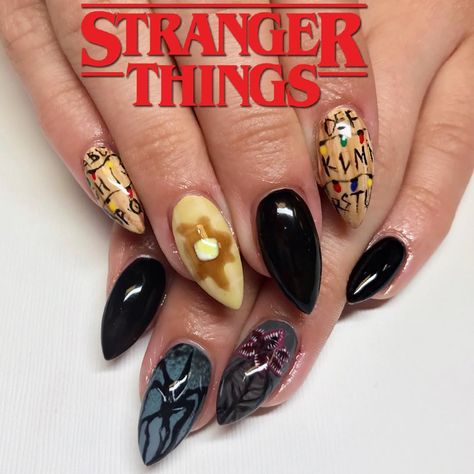 Stranger Things Nails Easy, Stranger Things Acrylic Nails, Stranger Things Nails Designs, Christmas Nails 2019, Scary Nails, Quince Nails, Starnger Things, Horror Nails, Natural Gel Nails