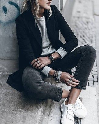 If you would like take your casual style to a new level, pair a black blazer with black jeans. A trendy pair of white leather low top sneakers is an easy way to infuse an air of casualness into this look. Mode Teenager, Casual Chique Stijl, Sweat Gris, Stile Casual Chic, Blazer Outfits Casual, Tomboy Chic, Style Casual Chic, Sneakers Fashion Outfits, Womens Fashion Casual Fall