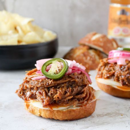 Bourbon Pulled Pork, Pork Sliders Recipes, Slider Recipe, Pretzel Rolls, Pulled Pork Sandwiches, Pulled Pork Sliders, Pulled Pork Leftovers, Sweet Pork, Maple Bourbon