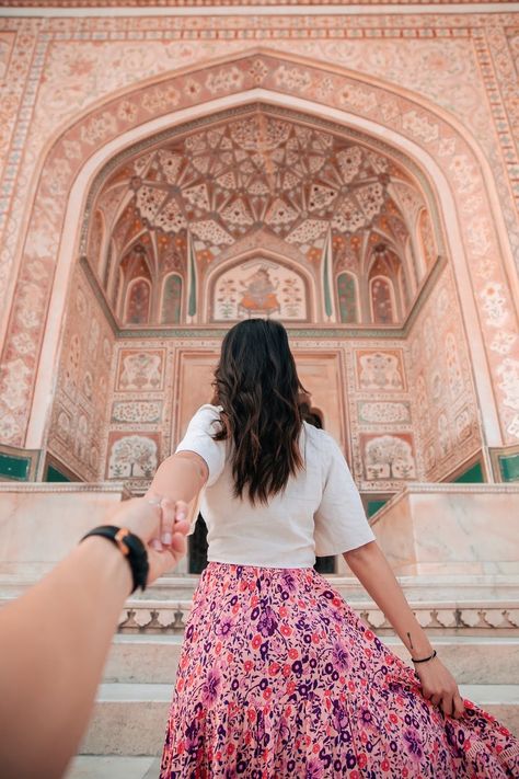 Palace Photoshoot Indian, Jaisalmer Photography Poses Couple, Hampi Photography Poses, Palace Photoshoot Ideas, Jaisalmer Photography Poses, Jaipur Photography Poses, Couple Photoshoot Poses Indian, Tajmahal Photoshoot, Rajasthan Photoshoot