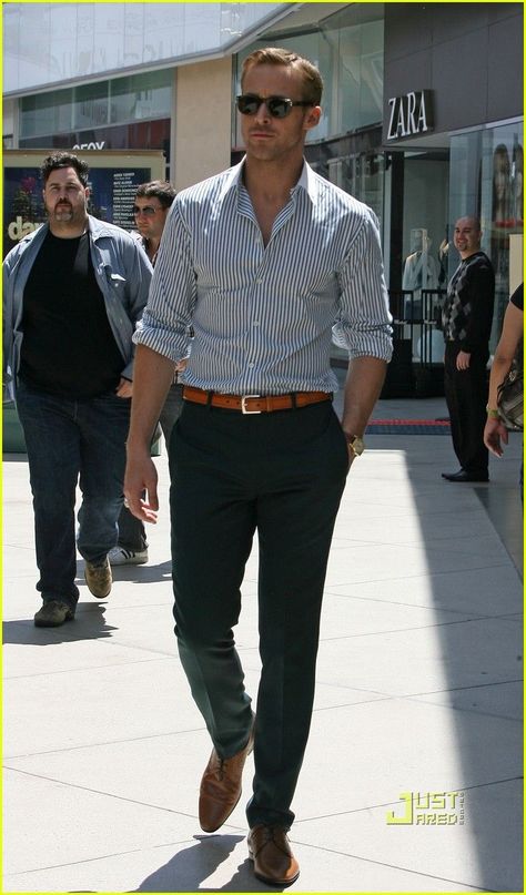 Ryan gosling. Ps. MEN MUST LEARN FROM HIM! he's looks great & his outfit is so simple. key=tailored Outfit Hombre Casual, Business Casual Outfits For Men, Business Casual Outfit, Mens Business Casual Outfits, Ryan Guzman, Smart Casual Men, Mens Fashion Smart, Business Casual Outfits For Work, Classy Men