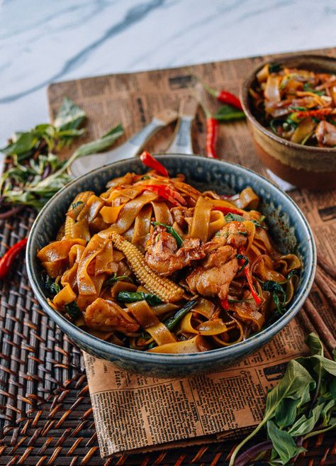 Drunken Noodles (Pad Kee Mao) by thewoksoflife.com Pad Kee Mao Recipe, Noodle Sauce, Pad Kee Mao, Noodles Spicy, Drunken Noodles, Idee Pasto, Salad Pasta, Asian Noodles, Thai Basil