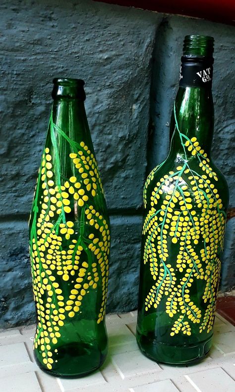 Green Bottle Art, Bottle Top Art, Beer Bottle Art, Bottle Art Projects, Painted Glass Bottles, Hand Painted Wine Bottles, Watercolor Art Diy, Hand Painted Bottles, زجاج ملون