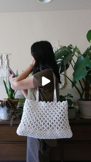 Macrame Bag Tutorial How To Make, Macrame Tote Bag, Macrame Patterns Tutorials, Macrame Bag, Bags Tutorial, Macrame Patterns, Fiber Arts, Paracord, Fiber Art