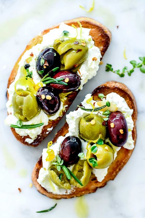 THE BEST Easy Marinated Olives Recipe | foodiecrush.com Marinated Olives And Mozzarella, Healthy Tapas Ideas, Olive Bruschetta Recipe, Bruchetta Board Recipe, Italian Tapas Ideas, Easy Tapas Ideas, Breaded Olives, Bruschetas Ideas, Entrees Recipes Starters